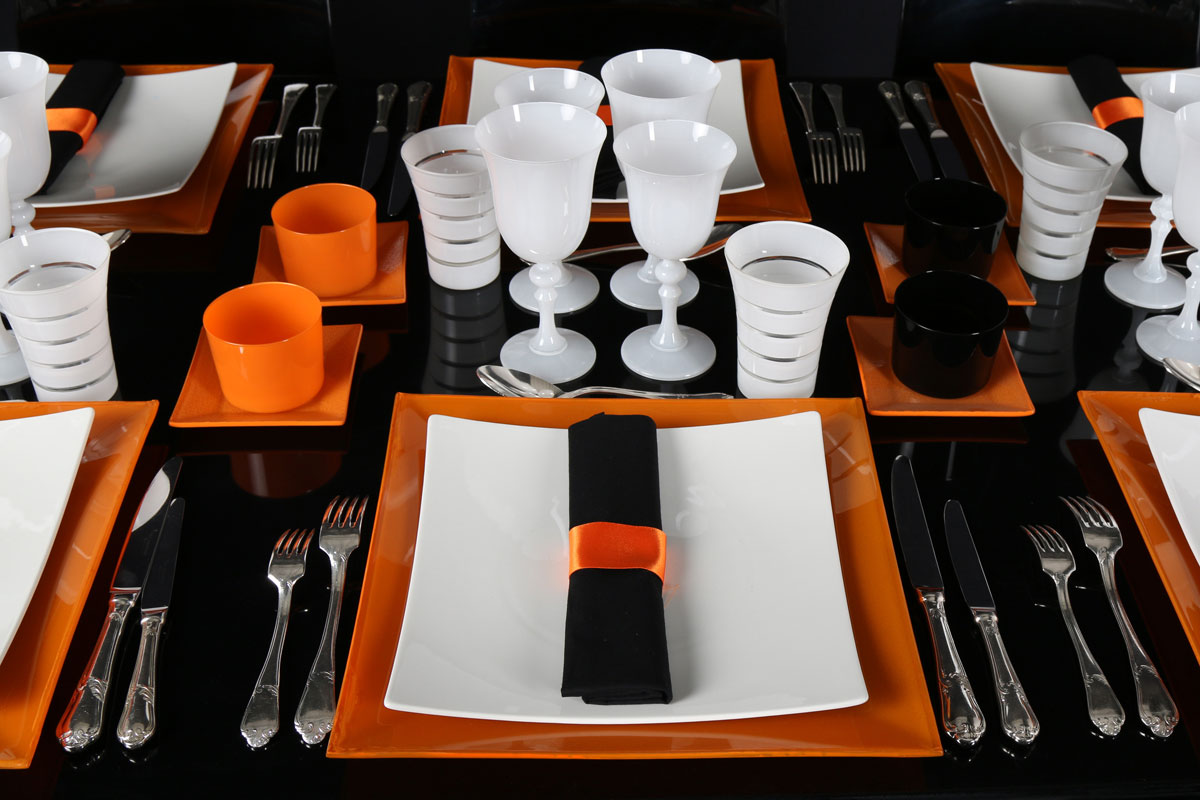 Table orange, noire et blanche pour halloween