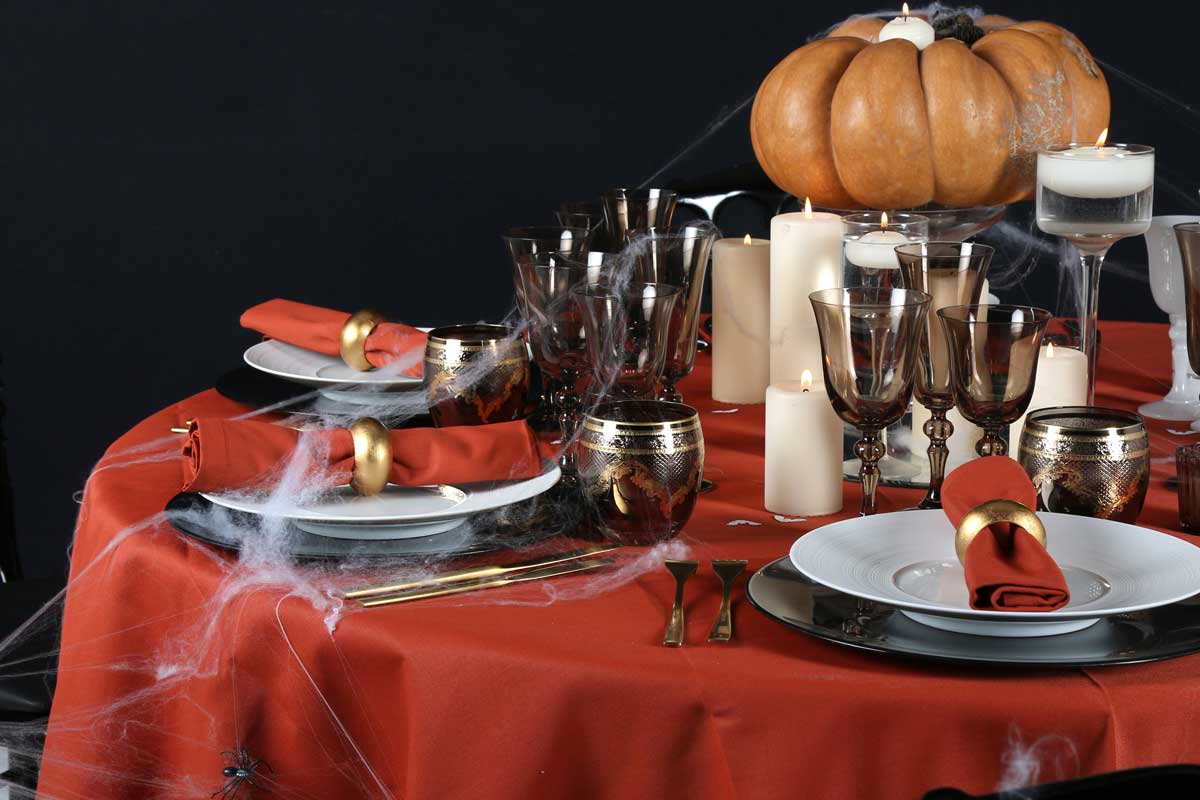 Table halloween orange et noire avec citrouille et toile d'araignée