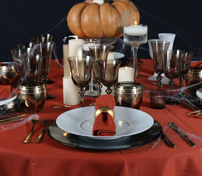 table halloween orange et noire avec citrouille et toile d'araignée