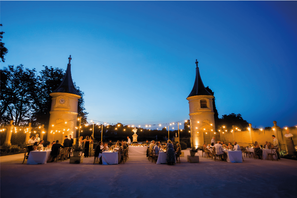 cour-chateau-guirlandes-mariage-a-orleans.png