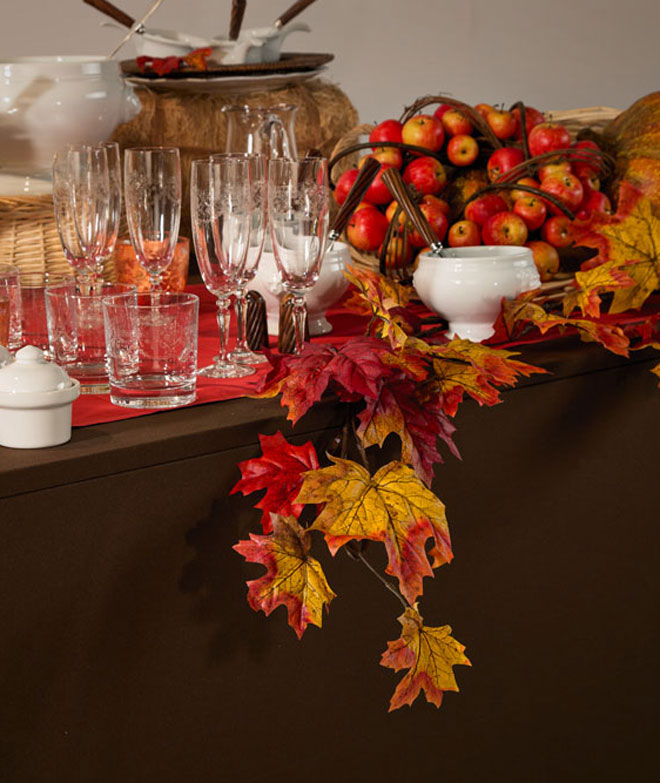 Buffet automnal, décoration avec pommes et feuilles mortes