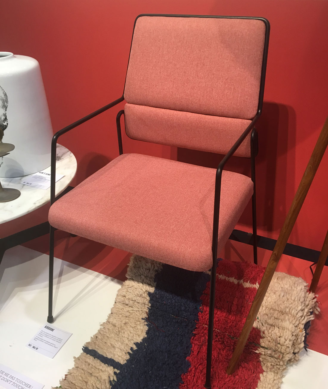 Chaise en tissu vieux rose Airborne sur la salon maison et objet