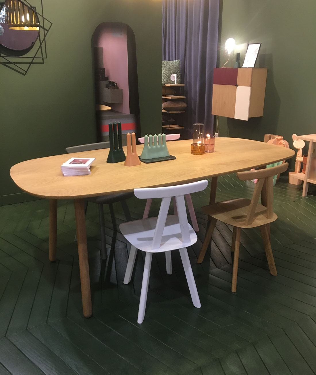 Chaises en bois coloré Eno Studio au salon Maison & Objet