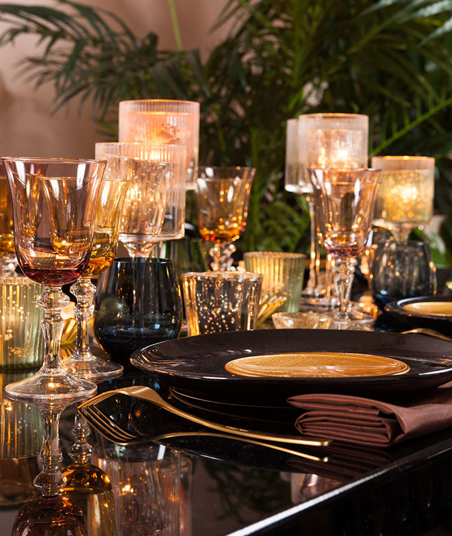 Table automnale avec bougies et assiettes corfou