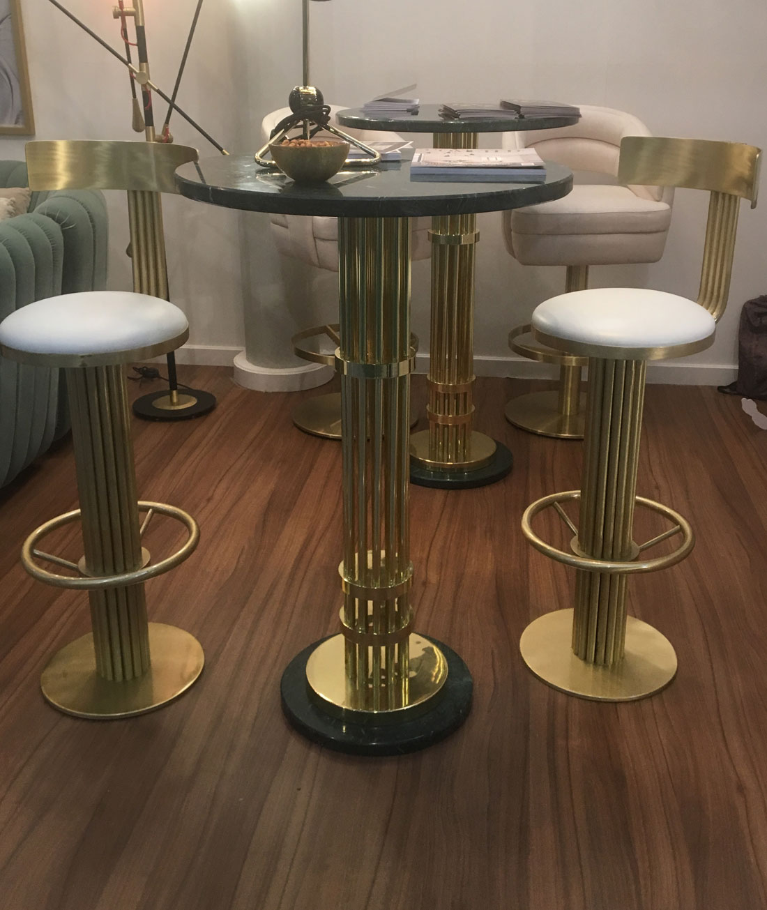 Mange debout et tabourets hauts style Art Déco Essential Home au salon Maison & Objet
