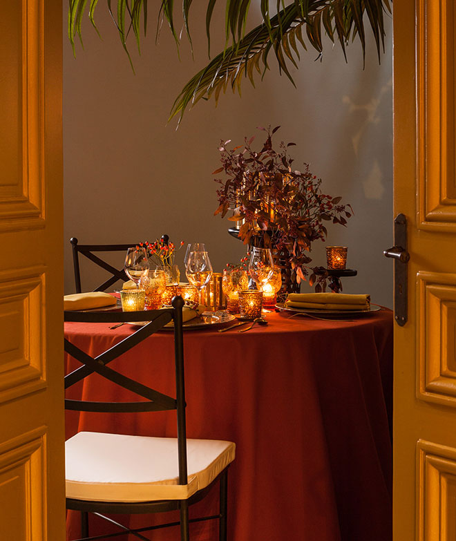 Table ronde automnale dans les tons rouge et marron