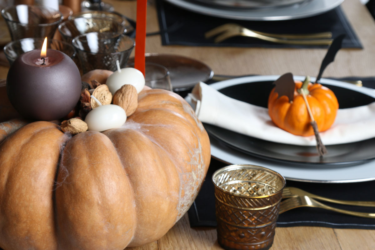 Table d'halloween avec citrouilles