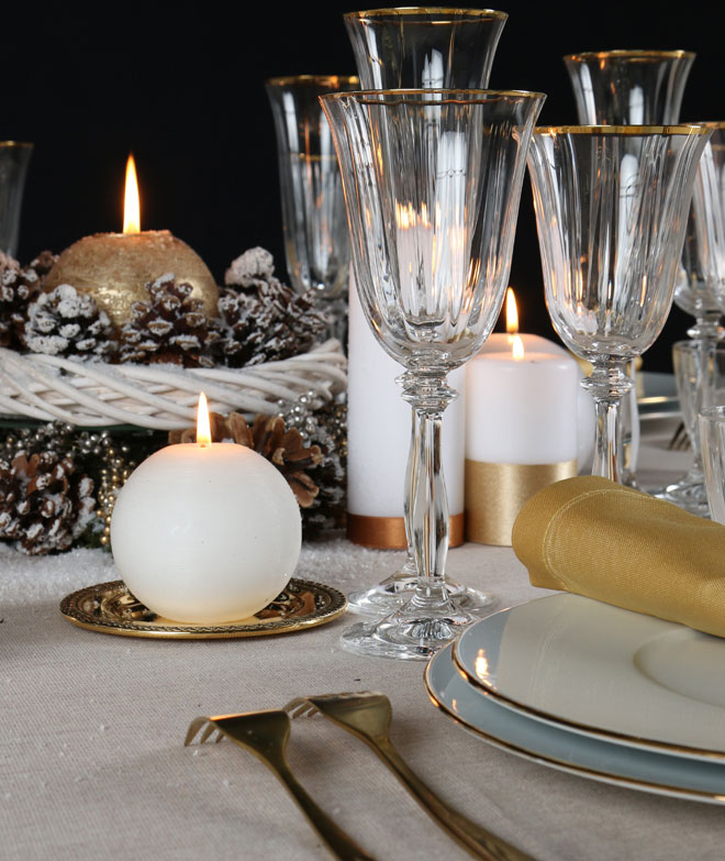 Table blanche et dorée pour un Noël traditionnel