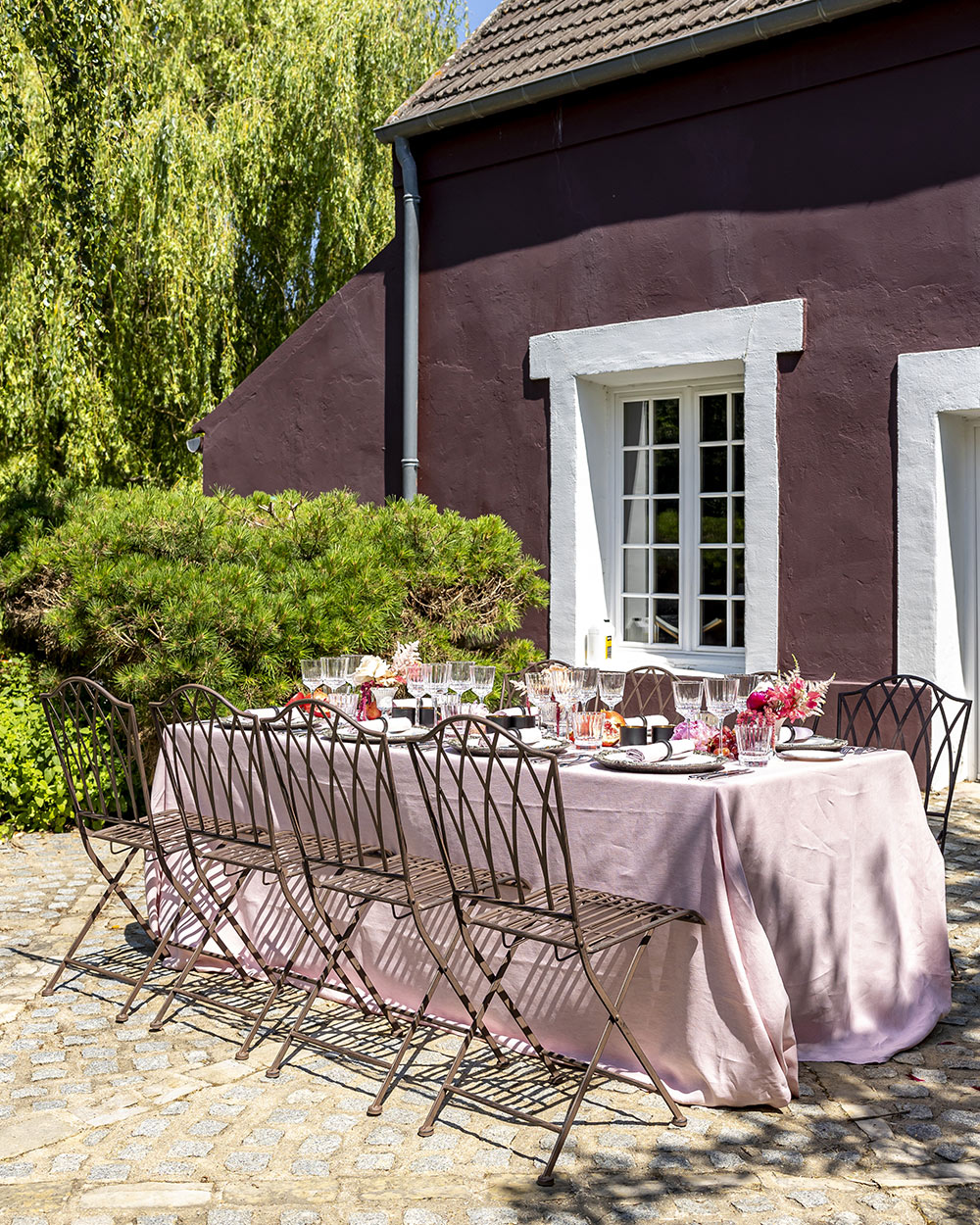 Table champêtre dressée en extérieur